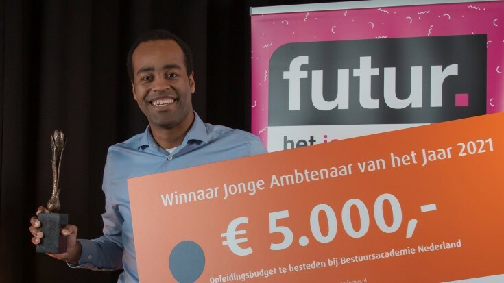 Kaj van Brummelen (29) werd afgelopen donderdag verkozen tot 'Jonge Ambtenaar van het Jaar 2021'.🏆 Zijn energie en het maatschappelijk belang van zijn werk maakte indruk op de jury. 💪
Lees hier meer over de verkiezing van <a href="/futurnl/">FUTUR</a>. #JAvhJ2021 #pensioen
abp.nl/over-abp/actue…