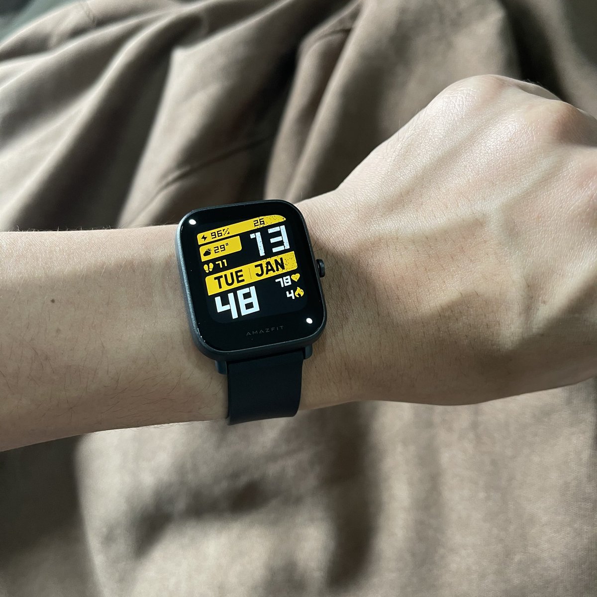 iTakkung's tweet photo. นี่มันยุคแห่ง Smart watch ตัวนี้ฟังชั่นการใช้งานพื้นฐานคือครบ วัดออกซิเจนในเลือด วัดระดับความเครียด อัตราการเต้นหัวใจ ติดตามรอบเดือน ฯลฯ น้ำหนักเบามาก เปลี่ยนหน้าปัดได้เยอะดี แบตอึดด้วย รวมๆแล้วดูดีเลยอ่ะ https://t.co/I7ykkFUaEM