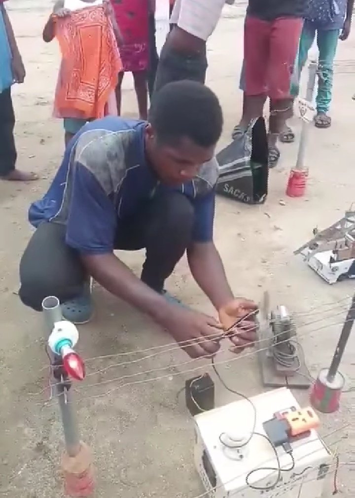 IgboHistoFacts's tweet photo. Wow!

Solomon Ukoha, a young talented boy of 19 years from Ohafia, Abia state constructed this amazing mini power generating stations.
This powers phones and other gadgets too.

Let's Retweet till he meets his destiny helper 🙏 https://t.co/pmO72TYY1u