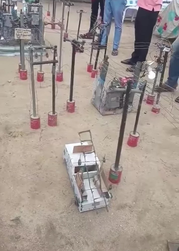 IgboHistoFacts's tweet photo. Wow!

Solomon Ukoha, a young talented boy of 19 years from Ohafia, Abia state constructed this amazing mini power generating stations.
This powers phones and other gadgets too.

Let's Retweet till he meets his destiny helper 🙏 https://t.co/pmO72TYY1u