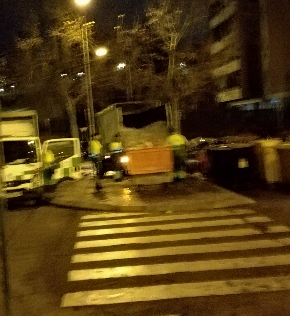 Mirad lo que me he encontrado al llegar a casa, no sé ve bien, pero estaban 4 barrenderos de <a href="/MADRID/">Ayuntamiento Madrid</a> quitando las montañas de nieve a pala y metiéndola en los contenedores de basura y en un camión, que forma de tirar el dinero madre. ¿La querrán guardar para el verano?