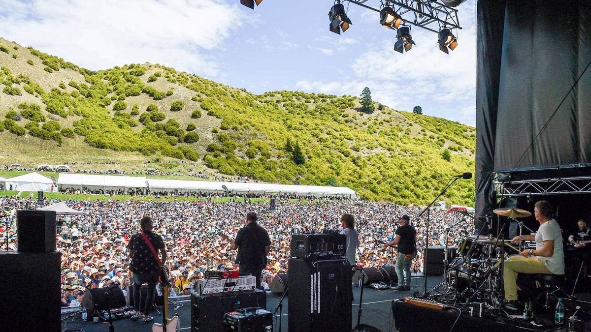 DJ995031's tweet image. This is what life is like when you get it right. Two days ago in New Zealand and not a mask in sight. Are you watching, Johnson? Hancock? Patel?