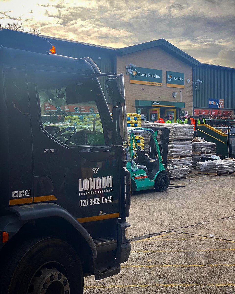 LondonSkipHire's tweet photo. Exchange for a regular customer this morning ♻️ 

📞 020 8989 0449

💻 https://t.co/F4uiPFy0b4 

📧 info@london-group.co.uk https://t.co/qSexjQXVqV