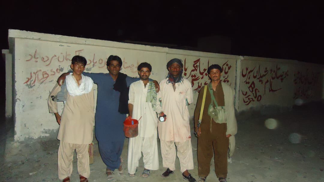 If you don’t believe that this guy in black hood with an Ak47 is Lateef Johar.Then plz look closely at this 2nd image taken moments later, in front of similar wall chalking slogans of “Death to Pakistan” in the same blue attire, now with his black hood on his left shoulder./2