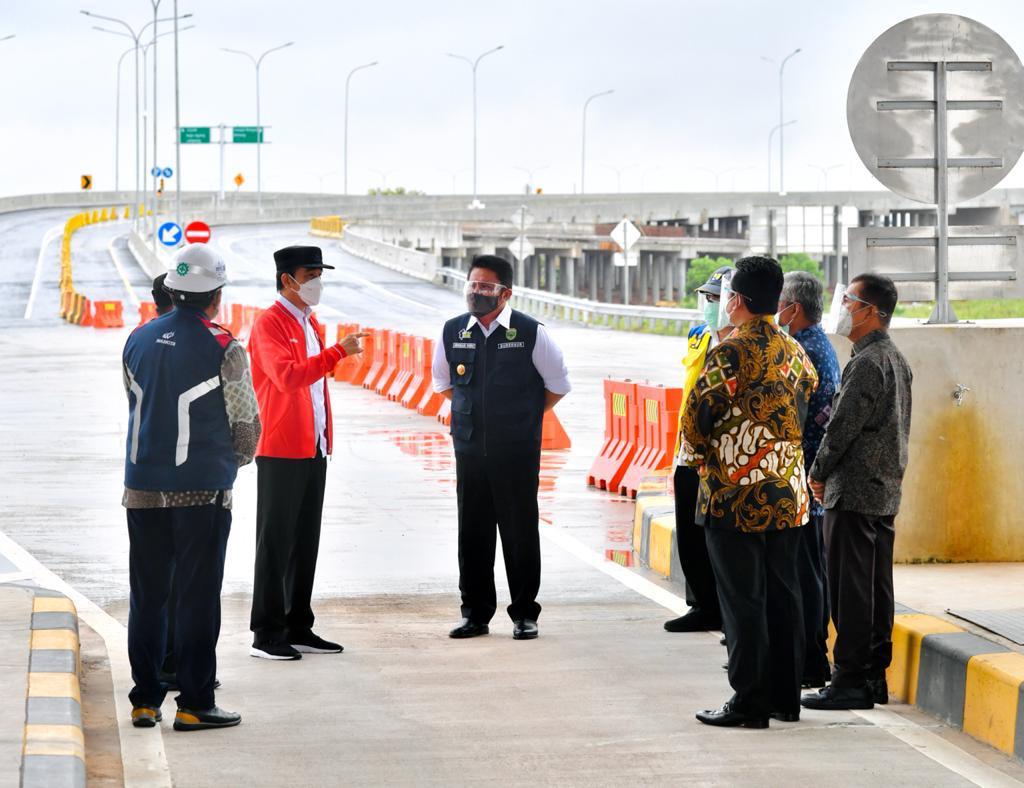 jokowi's tweet photo. Jalan tol ruas Kayu Agung-Palembang di Sumatra Selatan sepanjang 42,5 km kini siap digunakan. Jalan tol ini adalah poros utama trans-Sumatra yang terhubung dengan ruas Terbanggi Besar-Kayu Agung yang telah rampung. 

Provinsi Lampung pun semakin terkoneksi dengan Sumatra Selatan. https://t.co/3CFwCuI6hY