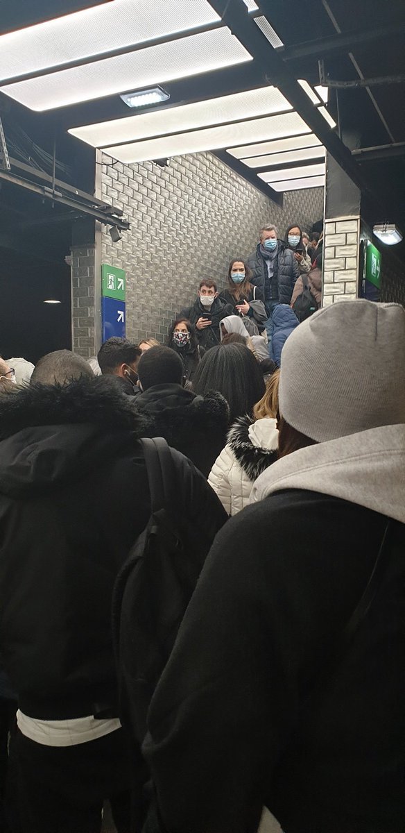 ChristinaSobral's tweet photo. Chatelet les Halles 8h30 !! #rerb #tousanticovid #SNCF #RATP https://t.co/2pVmkNKPAO