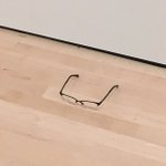 なぜかみんな興味津々？美術館の床にメガネを置いたらアートとして鑑賞し始めた人々w