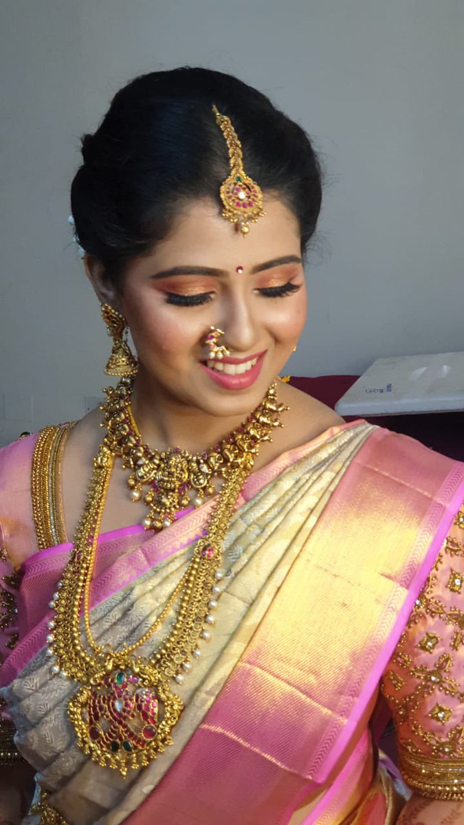 kulsum_makeup's tweet photo. The minimalistic South Indian bride 👰♀️
@kulsum_makeup
#bridalmakeup #wedding #southindianmakeup #RepublicDay #RepublicDayIndia #love #VarunKiShaadi #ShaadiMubarak #TrendingNow #TREASURE #stocks #2YearsofManikarnika #junghoseok #topface2021 #lockdown2021 #followme #COVID19 https://t.co/Rg9nMLVIIF