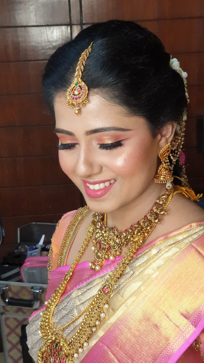 kulsum_makeup's tweet photo. The minimalistic South Indian bride 👰♀️
@kulsum_makeup
#bridalmakeup #wedding #southindianmakeup #RepublicDay #RepublicDayIndia #love #VarunKiShaadi #ShaadiMubarak #TrendingNow #TREASURE #stocks #2YearsofManikarnika #junghoseok #topface2021 #lockdown2021 #followme #COVID19 https://t.co/Rg9nMLVIIF