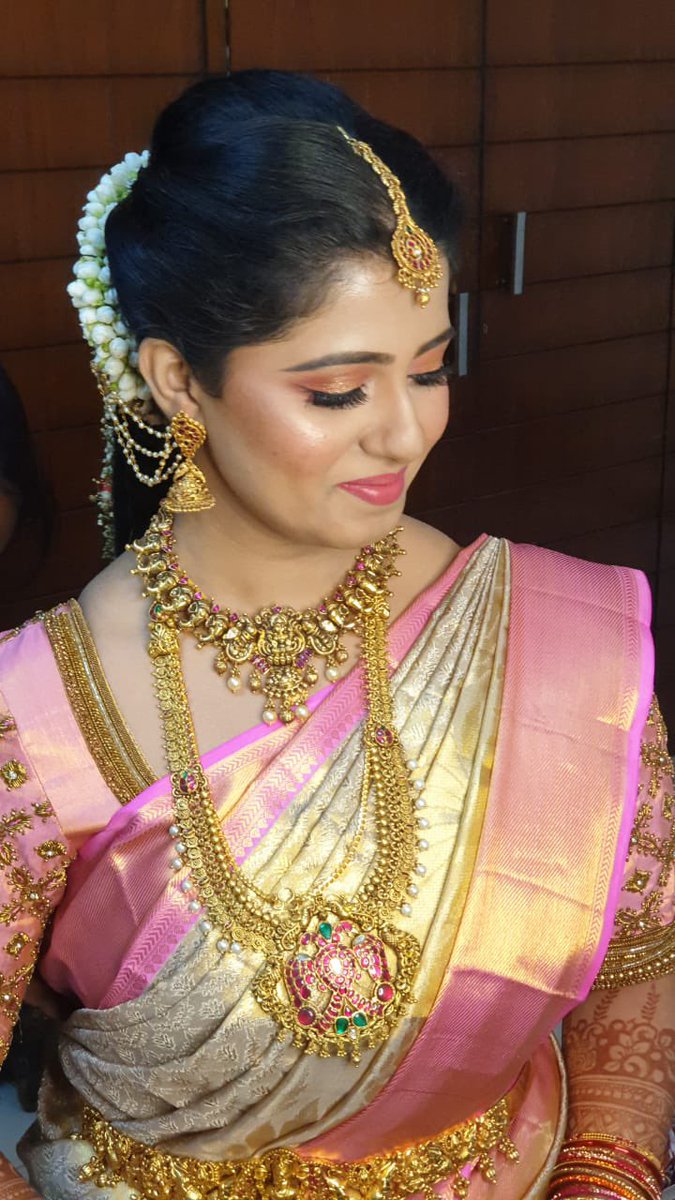 kulsum_makeup's tweet photo. The minimalistic South Indian bride 👰♀️
@kulsum_makeup
#bridalmakeup #wedding #southindianmakeup #RepublicDay #RepublicDayIndia #love #VarunKiShaadi #ShaadiMubarak #TrendingNow #TREASURE #stocks #2YearsofManikarnika #junghoseok #topface2021 #lockdown2021 #followme #COVID19 https://t.co/Rg9nMLVIIF