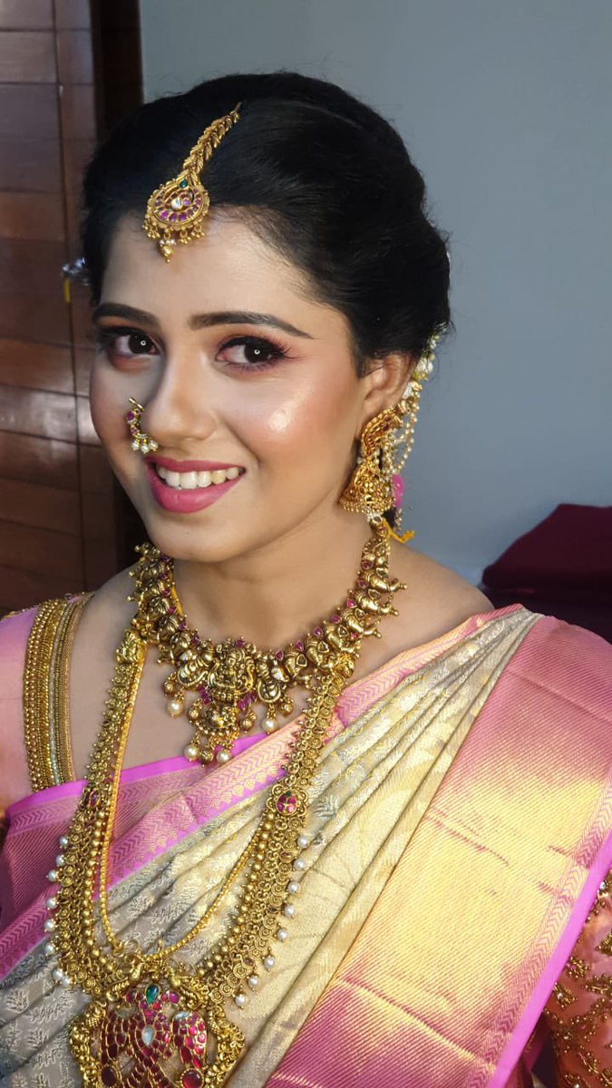 kulsum_makeup's tweet photo. The minimalistic South Indian bride 👰♀️
@kulsum_makeup
#bridalmakeup #wedding #southindianmakeup #RepublicDay #RepublicDayIndia #love #VarunKiShaadi #ShaadiMubarak #TrendingNow #TREASURE #stocks #2YearsofManikarnika #junghoseok #topface2021 #lockdown2021 #followme #COVID19 https://t.co/Rg9nMLVIIF