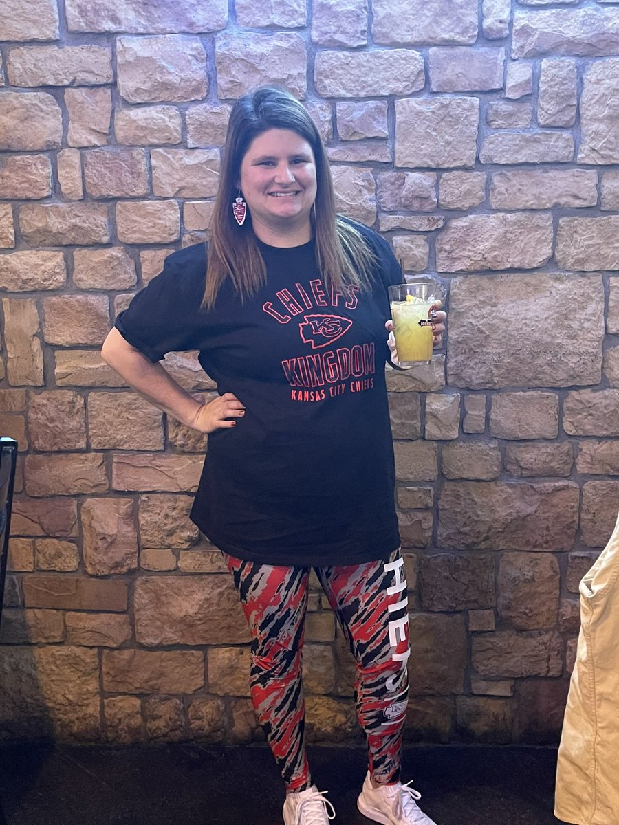 nnaxyat's tweet photo. sooo anyone would love to take me to the super bowl 55??? i'd love to experience just once with my team- KC Chiefs- in it. I'd dogsit or babysit til pay off the total!!! 🙌🏼💛❤️ let's go chiefs! my outfit is amazing right? @Chiefs @PatrickMahomes @brittanylynne8 @tkelce #deaf https://t.co/cSTYeEyPI7
