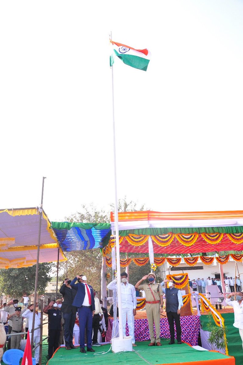 Collector_MBD's tweet photo. ఎన్టీఆర్ స్టేడియంలో 72వ గణతంత్ర దినోత్సవ వేడుకలలో జిల్లా కలెక్టర్ వీ.పి. గౌతం జాతీయ పతాకాన్ని ఆవిష్కరణ చేశారు. ఈ కార్యక్రమంలో ఎస్పీ నంద్యాల కోటి రెడ్డి, జెడ్పి చైర్ పర్సన్ ఆంగోత్ బిందు, మహబూబాబాద్ శాసనసభ్యులు బానోత్ శంకర్ నాయక్   పాల్గొనినారు https://t.co/dtTrxEnG1B
