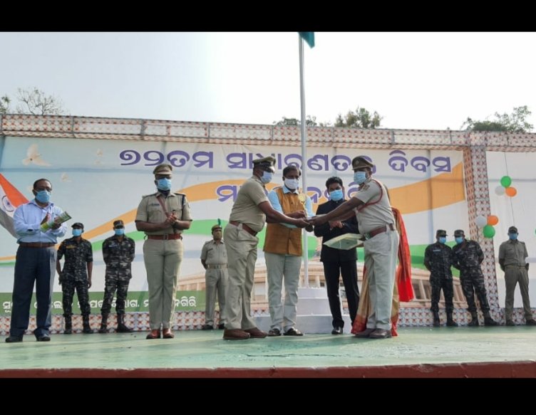 cfo_odisha's tweet photo. Asst Fire Officer Saroj Kumar Behera of Malkanagiri FS has been feliciteted by Hon'ble Minister Tusarkanti Behera for effective rescue operation by Fire Service from Sabari River on12/8/20@DGFS_HGs_CD https://t.co/WfojdUPyDY