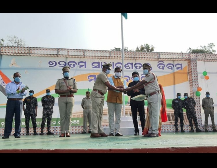 Asst Fire Officer Saroj Kumar Behera of Malkanagiri FS has been feliciteted by Hon'ble Minister Tusarkanti Behera for effective rescue operation by Fire Service from Sabari River on12/8/20@DGFS_HGs_CD