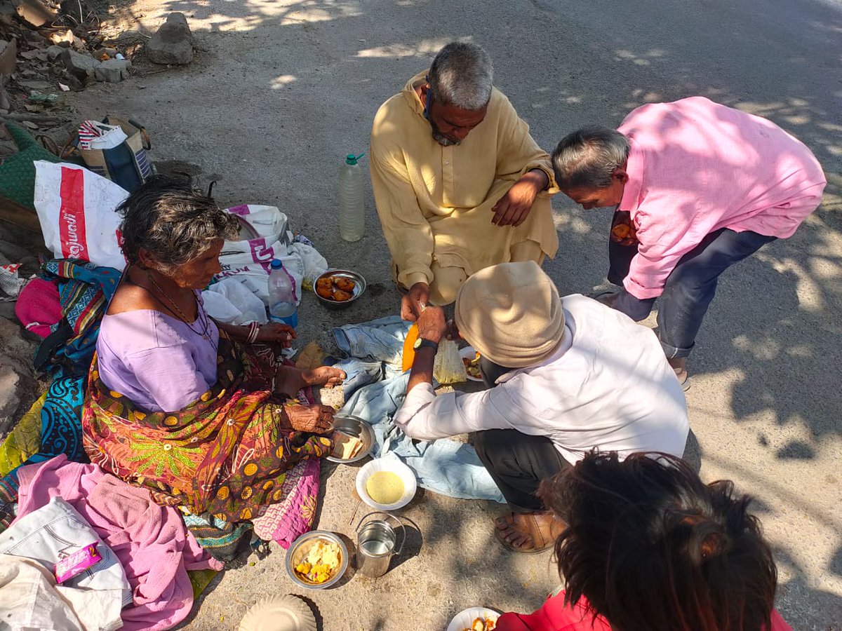 campaign_feed's tweet photo. Campaigns and blessings. That's what Valsad Blues and @chelseaindiaofficial as a whole is all about. Humanity above everyone. Happy to make these people smile 💙 We pray for a hunger free world 🙏
#ChelseaIndia #Humanity #hungerfree https://t.co/1P1D4FiTS0