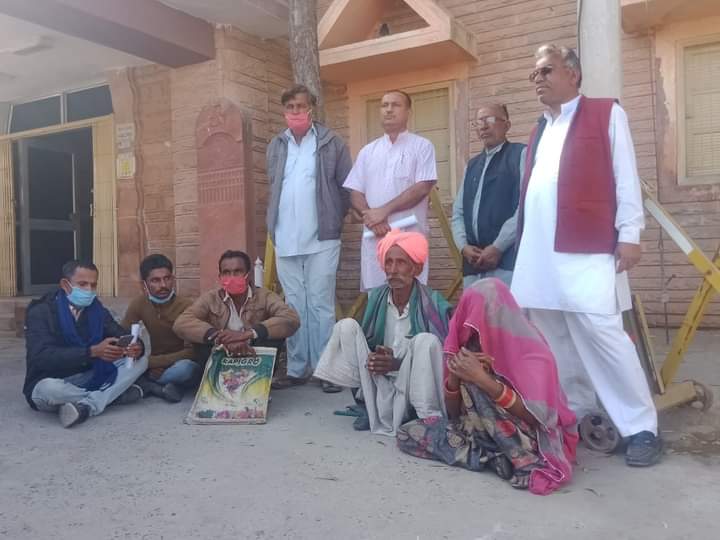 CGanguani's tweet photo. पाक जेल मेंबन्दगेमराराम के परिवार से आज उसके गांव कुम्हारों का टीबा(सज्जन का पार) जाकर  जब मिले तब उनकीहालत देखकर मैं, बीजेपीजिलाउपाध्यक्षदशरथजी मेघवाल व टाबाराम जी मेघवाल कलेक्टरपरिसरपहुंचेएवंमाननीयप्रधानम���त्री, विदेश मंत्री, गृहमंत्रीएवंराजस्थानमुख्यमंत्रीके नाम का ज्ञापन सौंपा https://t.co/bcXL3NkrOS