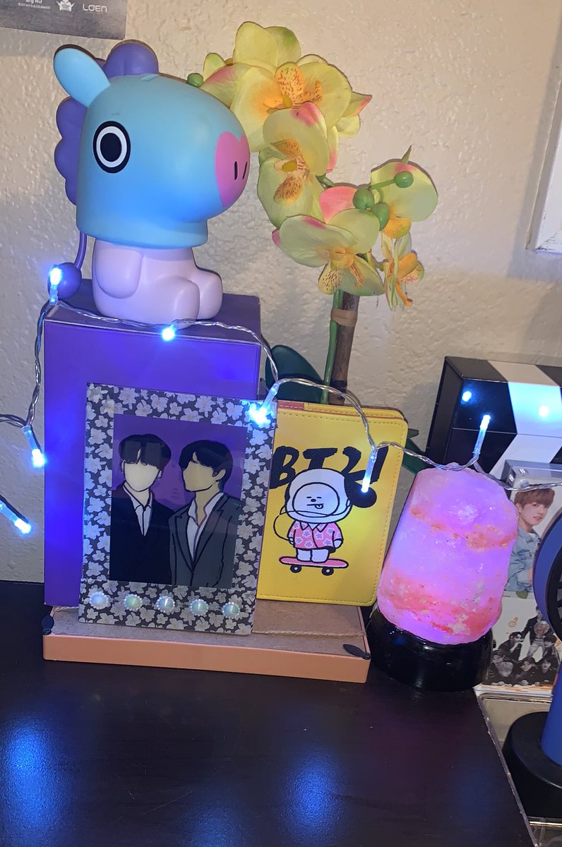 shooketha27's tweet photo. How it started vs How it’s going ☺️ #JungkookWorldDomination #TaehyungYouArePrefect  the coolest duo ! Haha 😆 just a friendly painting 🖼 #taekook https://t.co/o0sT24qbD3