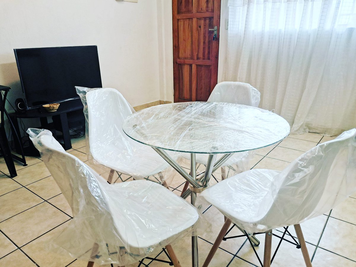 Gundo_Gee's tweet photo. #myparentsdontknow
I  am selling chairs and table
📱0769898768 /call https://t.co/PKlvojiCBn