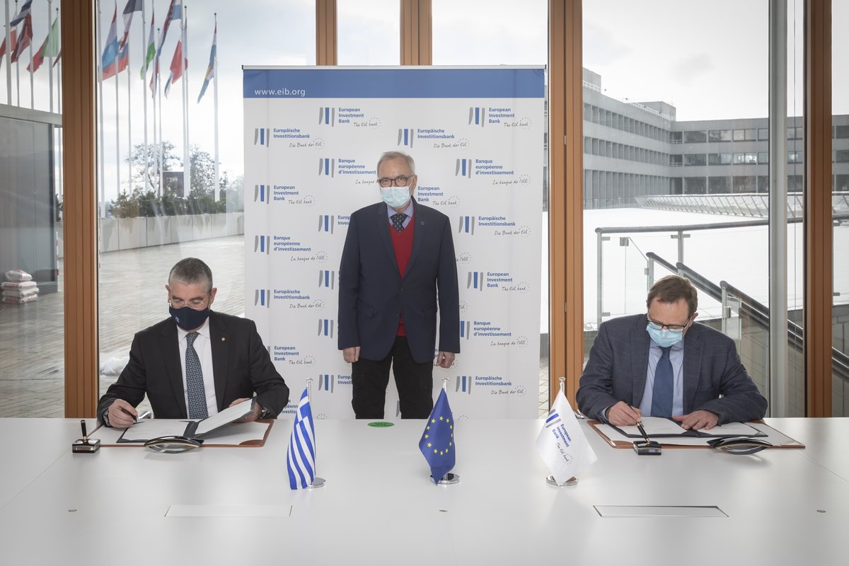 EIB's tweet photo. Working alongside national &amp; EU partners to support Greece’s economy in key sectors: #cleanenergy #innovation #education. EIB loan signed this week w/@yannistsakiris1 unlocks the €18.6bn total EU region fund investment dependent on national contributions https://t.co/DOAbCGVBXc https://t.co/VXjDYzrdww