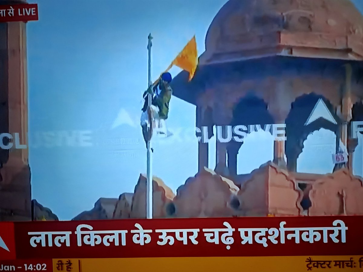 bhootnath's tweet photo. Shameful, Khalistani flag being hoisted in red fort. Those who were in charge must immediately resign https://t.co/qsWNtvXrIn