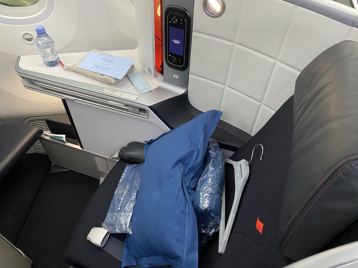 boby_382's tweet photo. Prêt pour le départ du vol #AF655 avec @AirFranceFR il s’annonce très bien au vu des sourires reçus à l’accueil à bord ☺️ #B789 #business https://t.co/EO6xwkgOyG