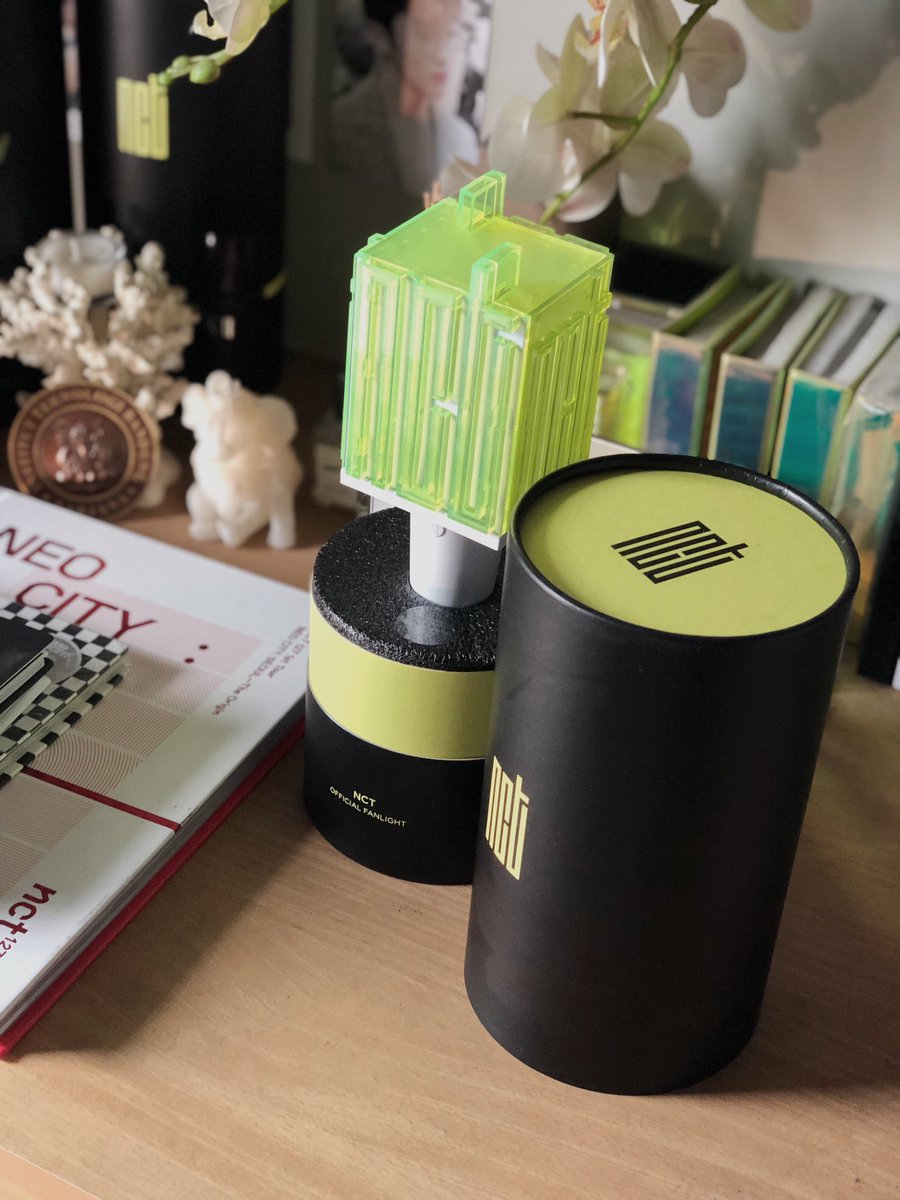 markfcore's tweet photo. GIVEAWAY TO CELEBRATE MARK INTO INSTAGRAM 😭😭😭 

prize pick 1 between : NCT lightstick (1 pc)/sealed season’s greetings (1 pc)/set of sealed resonance pt 2 Albums (2 pcs)

Rules : Like &amp; RT + rep #MarkLee #Mark #NCT_MARK + please send him your greetings on his 1st post on IG 💙 https://t.co/HvNP3XBxED