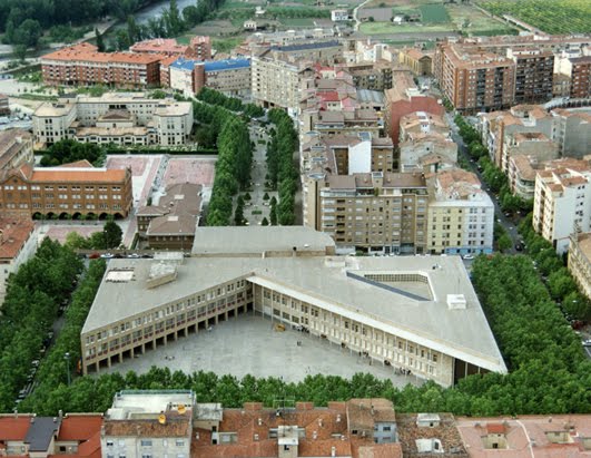 Speedmaster72's tweet photo. #DimartsUrbans 
Moneo diseñó el Ayuntamiento de Logroño entre 1973 y 1974, sobre una parcela situada en la extensión del casco antiguo y abierta al área de expansión urbana este del nuevo Logroño, limitado por dos de los ejes más importantes (norte-sur y este-oeste) de la ciudad. https://t.co/8II7edu7lW