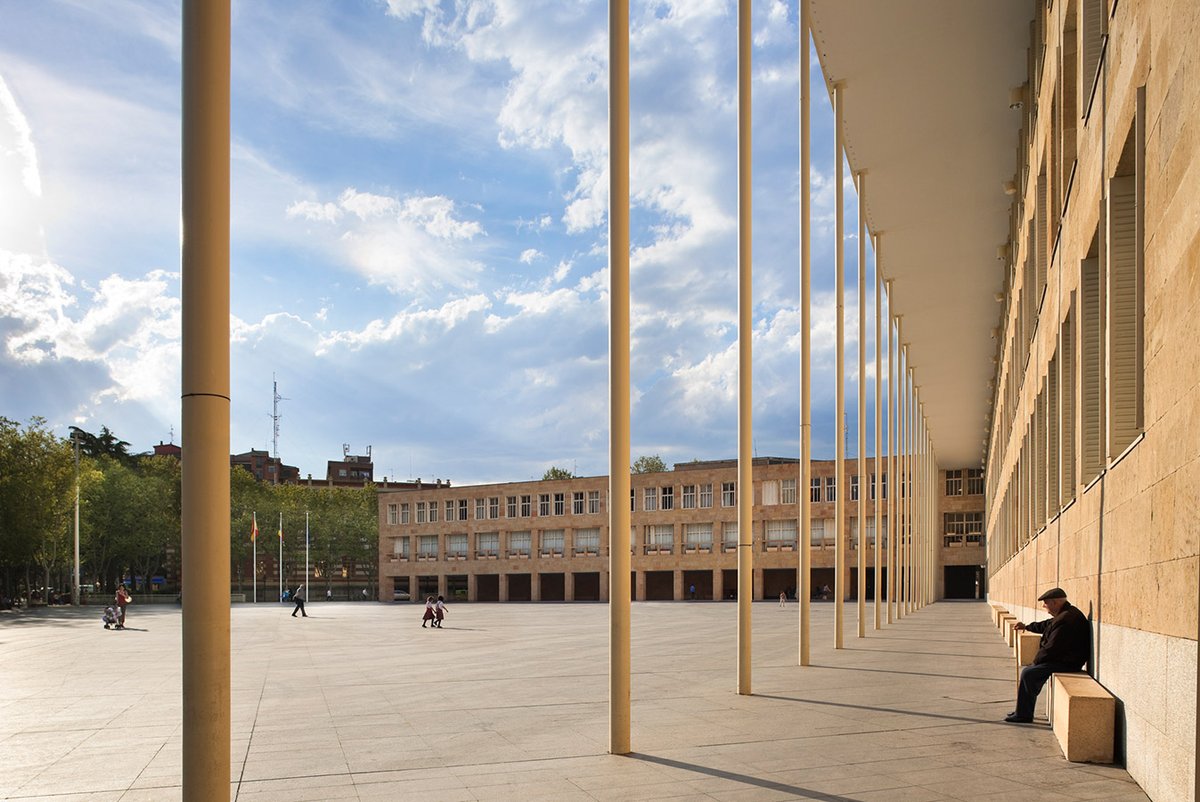 Speedmaster72's tweet photo. #DimartsUrbans 
Moneo diseñó el Ayuntamiento de Logroño entre 1973 y 1974, sobre una parcela situada en la extensión del casco antiguo y abierta al área de expansión urbana este del nuevo Logroño, limitado por dos de los ejes más importantes (norte-sur y este-oeste) de la ciudad. https://t.co/8II7edu7lW