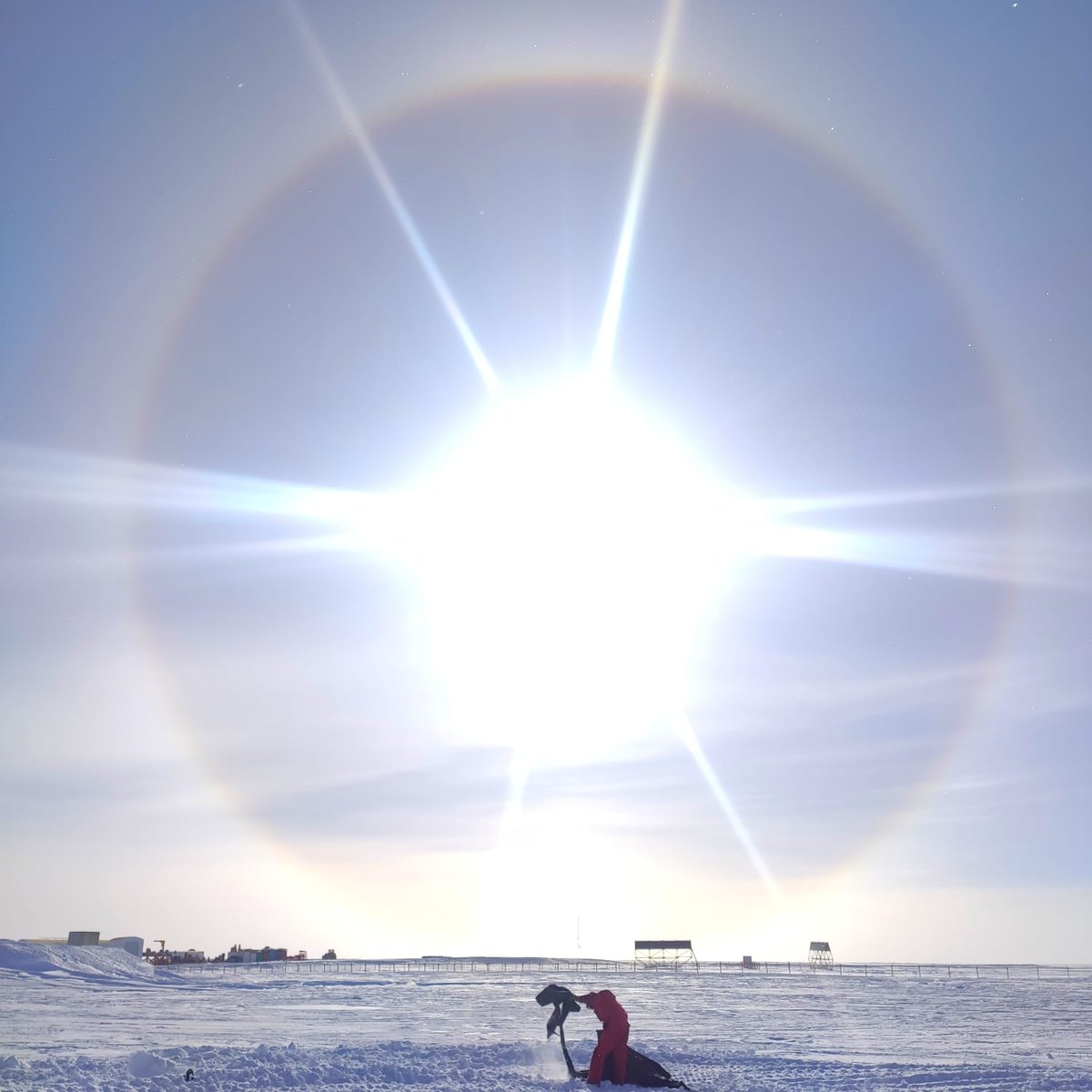 Alle 11.30 su <a href="/Radio3tweet/">Rai Radio3</a> ci collegheremo con il luogo abitato più meridionale del pianeta: la base scientifica "Concordia", nell'Antartide orientale. Un luogo a 3.200 metri s.l.m. Il nostro interlocutore: Angelo Domesi, di <a href="/CNRDTA/">CNR-DTA</a>, autore della splendida foto inviataci ieri.