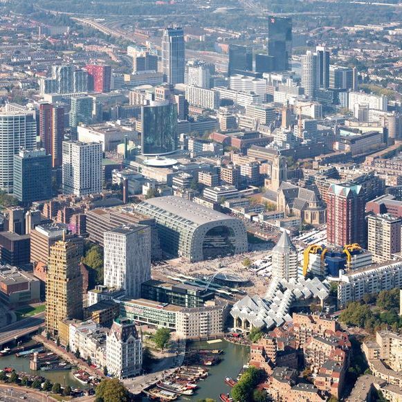 gespot_in_010's tweet photo. Rotterdammers slopen hun eigen stad niet. Die bouwen alleen op! 💚 #rotterdam #gespotin010 https://t.co/l6x9k56Tun