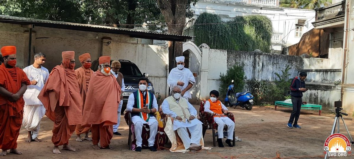 vadtalgadi's tweet photo. રઘુવીર વાડીમાં ધ્વજ વંદન કરતાં ધર્મકુળ પરિવાર ને કોટી કોટી વંદન.
#RepublicDay celebration at #Raghuvirwadi #Vadtal #Dharmakul @vadtalgadi @laljishree108 @KavindraMishra_ #RepublicDayIndia #JaiHind #BharatMataKiJai  @rashtrapatibhvn @narendramodi https://t.co/9QjD7UeqOb