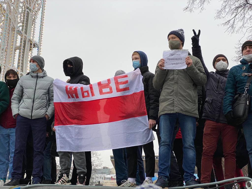 ScottsHumor's tweet photo. @StashPrada Friends, there is nothing happening in Russia. A few thousand agent-provocateurs and "tourists" are staging "protests" by burning Russian flags, disregarding state symbols of Russia and injuring Russian men.  
All this hype is a virtual mystification by bots and media. https://t.co/V6wdKonTmA