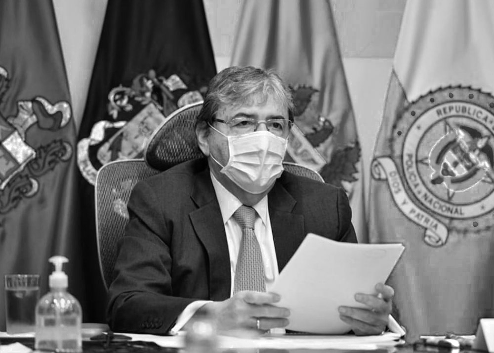 BluRadioCo's tweet photo. #Atención Falleció Carlos Holmes Trujillo, ministro de Defensa, tras dura lucha contra el coronavirus #MañanasBLU → https://t.co/LrS3t73VFd https://t.co/T1e1gKaZrR
