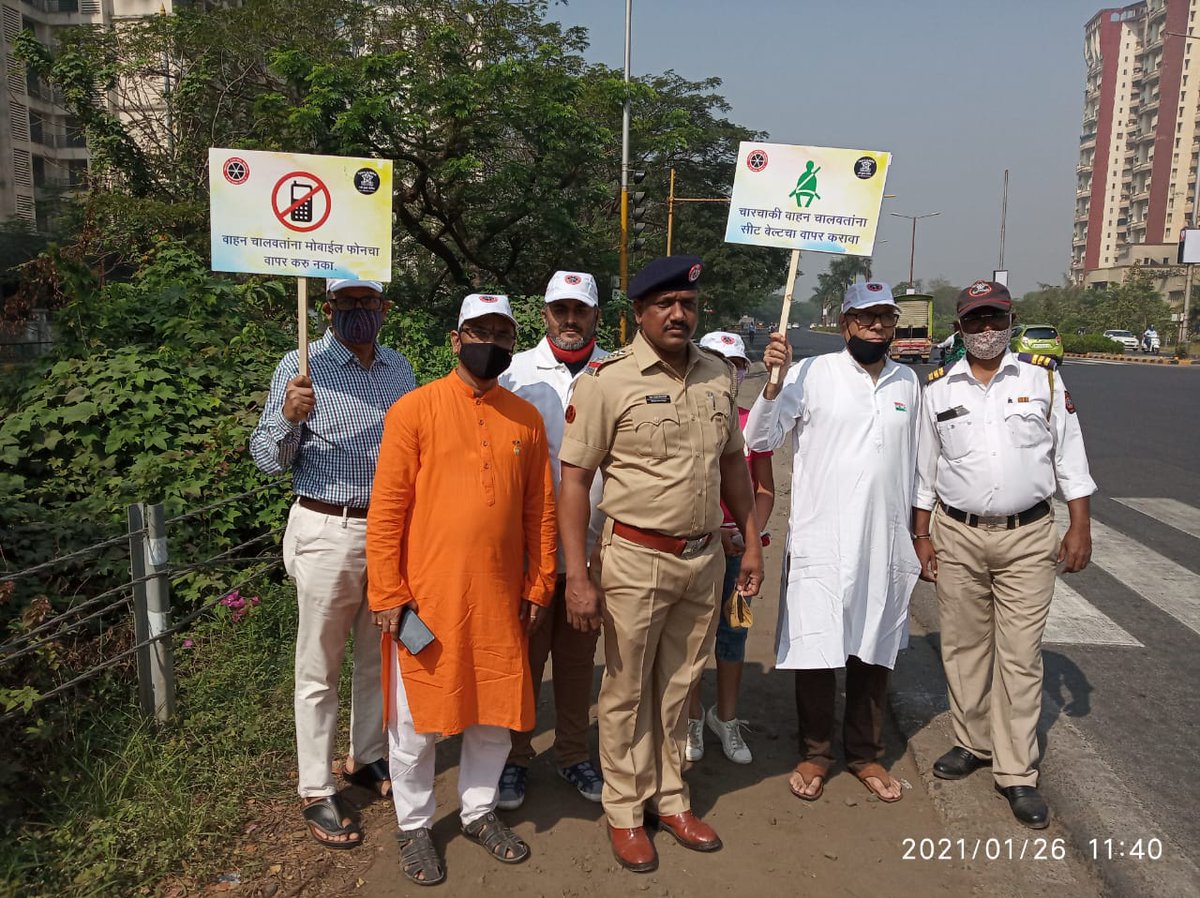 sardana_sandeep's tweet photo. Residents of #NewSec50Seawoods joined #ADayWithPolice drive with Seawoods Traffic Unit at Akshar Signal.
Thank you @bksinghips Sir for organising these kind of campaigns and giving us a chance to collaborate with Police Officers
@Navimumpolice
#RoadSafety2021
#OneDayWithPolice https://t.co/JE8RcNi772
