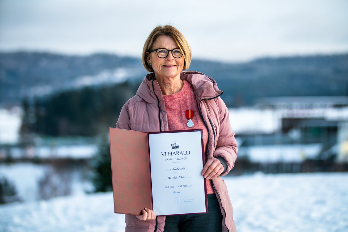 Vi er stolte av vår Edel Bratlie. som i går fikk Hans majestet Kongen sin fortjenestemedalje! Takk for innsatsen og at du har hevet kvaliteten på helsetilbudet i din kommune! Dette har du fortjent!