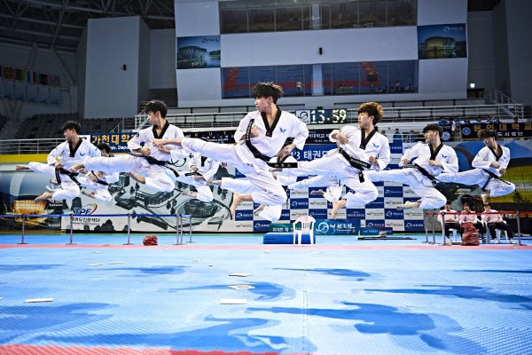 Keio_ktt's tweet photo. 【テコンドーとは】
テコンドー(跆拳道)は韓国🇰🇷の国技！
空手に似ていますが、他の武道にはない華麗な足技が大きな特徴です。
テコンドーには、組手にあたるキョルギ、型にあたるプムセ、更には演武(デモンストレーション)などがあります。
#春から慶應
#慶應新歓
#慶應サークル https://t.co/tJGMke1jwn