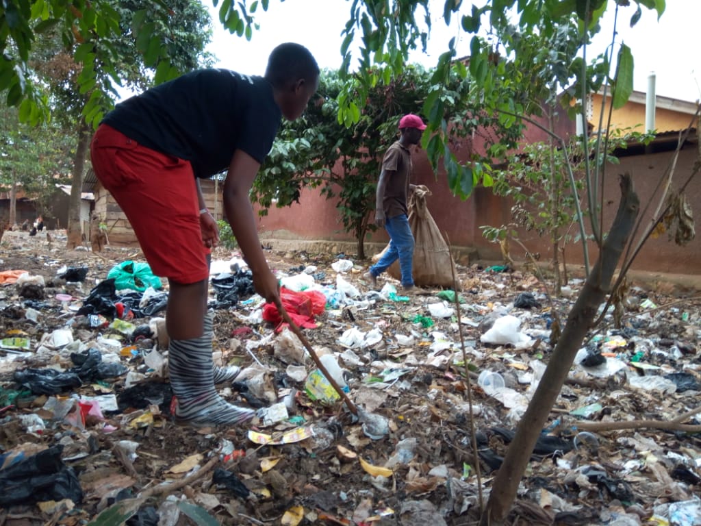 NamugerwaLeah's tweet photo. Embracing the call to serve planet earth.
#Birthdaytrees
#BanPlasticUG
#FightChildHungerinAfrica
#SaveBugomaForest
#ClimateStrike https://t.co/RjK6eV81g6