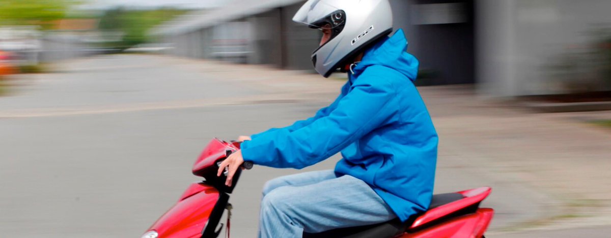 Nogle regler er de samme for både stor og lille knallert, eksempelvis:
1️⃣ Du skal bruge en godkendt styrthjelm.
2️⃣ Der må kun sidde én person på knallerten.
3️⃣ Du skal have en ansvarsforsikring.
Læs mere om knallert-reglerne på: https://t.co/64AvmADnAG
#sikkertrafik #politidk https://t.co/KKVtEBoya8