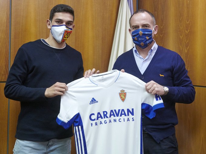 Sanabria y Lapetra posan con la camiseta del Real Zaragoza (Foto: RZ).