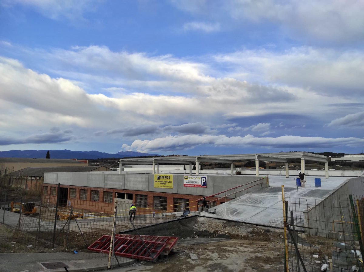 VallcarSA's tweet photo. 🏗 Seguimos tirando adelante las obras  del 𝐩𝐚𝐫𝐤𝐢𝐧𝐠 𝐝𝐞 𝐋𝐥𝐢çà 𝐝’𝐀𝐦𝐮𝐧𝐭 de la mano de la constructora GARRIGA.

1️⃣ A la primera fase (la zona exterior de arriba) no la queda mucho ya.

🤩 Qué ganas tenemos de poder enseñaroslo acabado!! https://t.co/hGsfUxngrv