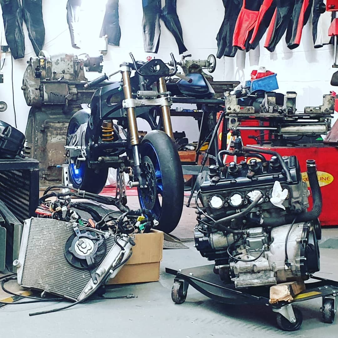 HMQuickshifter's tweet photo. What do you think #mintcustoms are brewing up?
All we know is that it will use an HM Quickshifter! https://t.co/FjspKZXSij