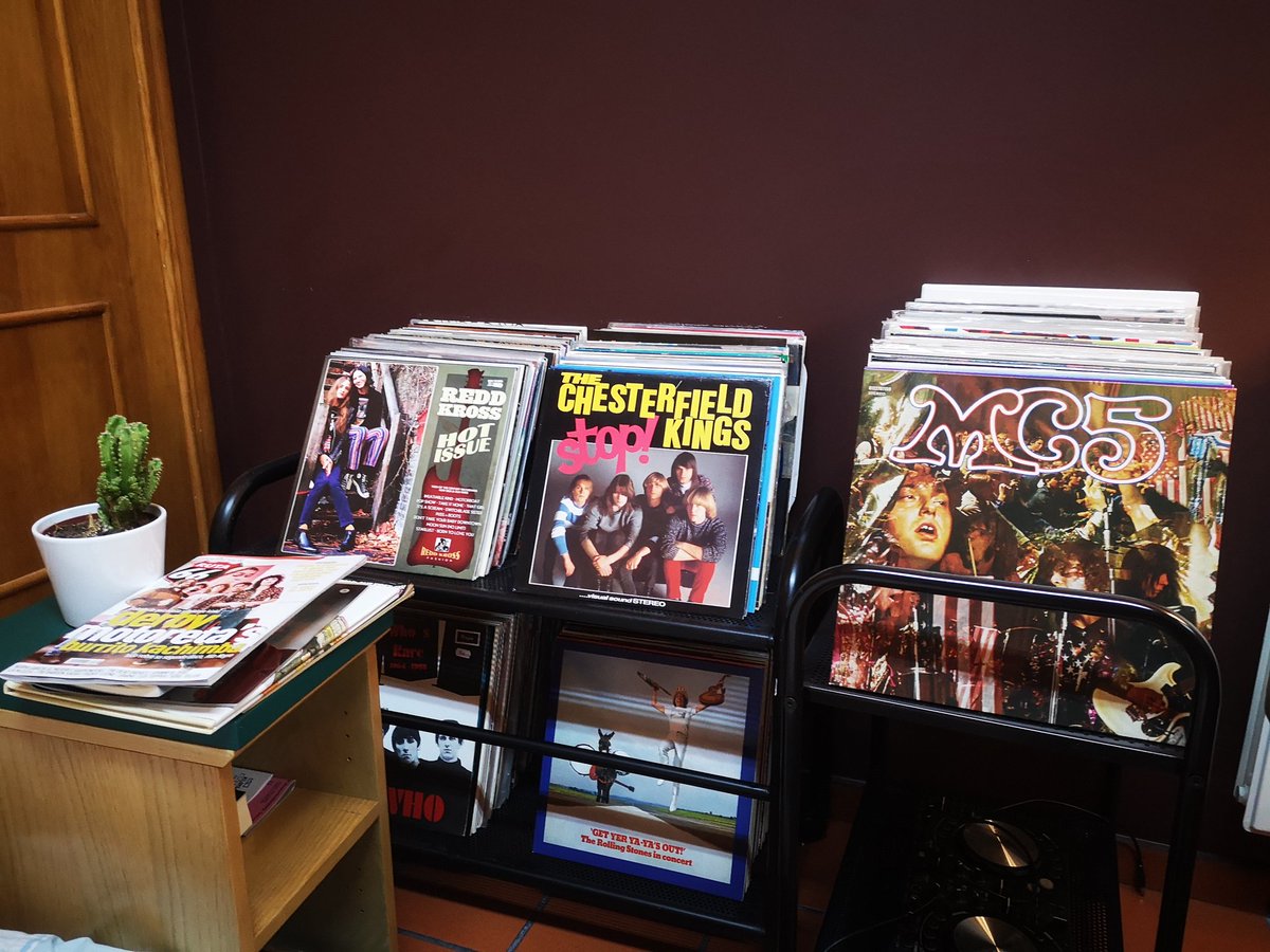 jonpagola's tweet photo. Ponme uno de MC5, dos de los Chester, las caras B de Redd Kross y ya que estás 100 gramos de los Stones. https://t.co/gZTxYonUpd