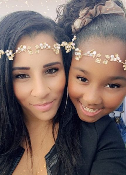 realfixuk's tweet photo. Mum and daughter send hundreds of chocolate bars with personalised letters to NHS staff in hope to lift their spirits 🍫👩🏼‍⚕️ - 

Full story: https://t.co/8oMUdAyVdP https://t.co/DhhDLGb7Dw