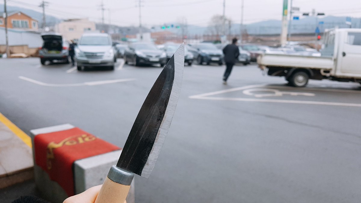 _72bom's tweet photo. 칼 맘에 들어서 구매샷 찍는데
행인이 도망치듯 찍혔네... https://t.co/tiBKLbj3o2