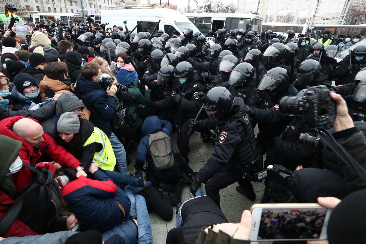 Нападение в москве сегодня. Протесты 23 января 2021 в Санкт Петербурге. Столкновения с полицией в Москве. Фоторепортаж митинг. Митинги в Москве столкновение с полицией.