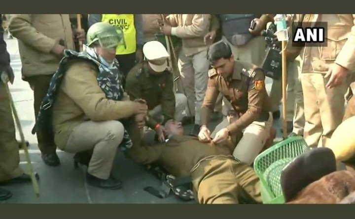 _its_yash's tweet image. So shameful act on Republic Day....

#दिल्ली_पुलिस_लठ_बजाओ