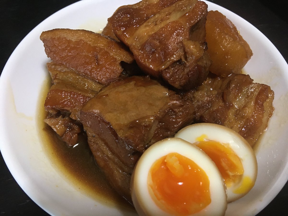 ななせなつひ 家にいる時間が長くなった時は角煮をつくります 肉を焼く 30分下茹でする 切る ゆで汁を0ccに伸ばす 酒 みりん砂糖醤油を60ccずつ入れる 弱火で30分程煮込む 完成 一緒に大根も煮込むと最高です 心も落ち着いて美味い飯もできる