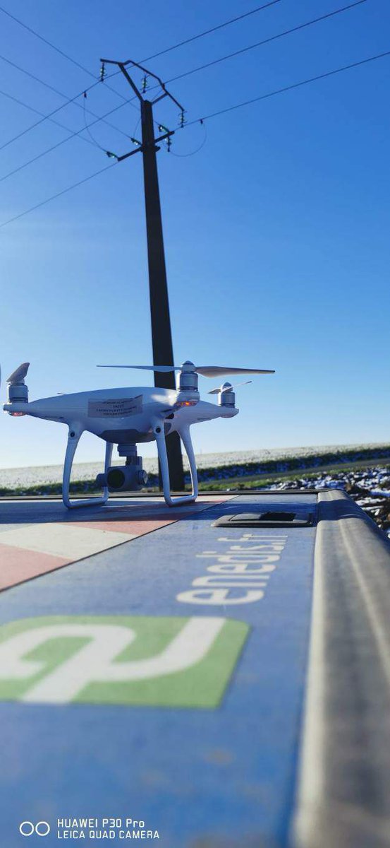 cebeve80's tweet image. Les alentours de la cité d'Ancre survolés par les drones d'@enedis_picardie .Visites de ligne 20 000 volts⚡ pour realiser des diagnostics et effectuer de la maintenance préventive.Nos télépilotes analysent en temps réel le reseau pour la @Ville_dAlbert et les environs. @enedis