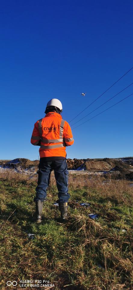 cebeve80's tweet image. Les alentours de la cité d'Ancre survolés par les drones d'@enedis_picardie .Visites de ligne 20 000 volts⚡ pour realiser des diagnostics et effectuer de la maintenance préventive.Nos télépilotes analysent en temps réel le reseau pour la @Ville_dAlbert et les environs. @enedis